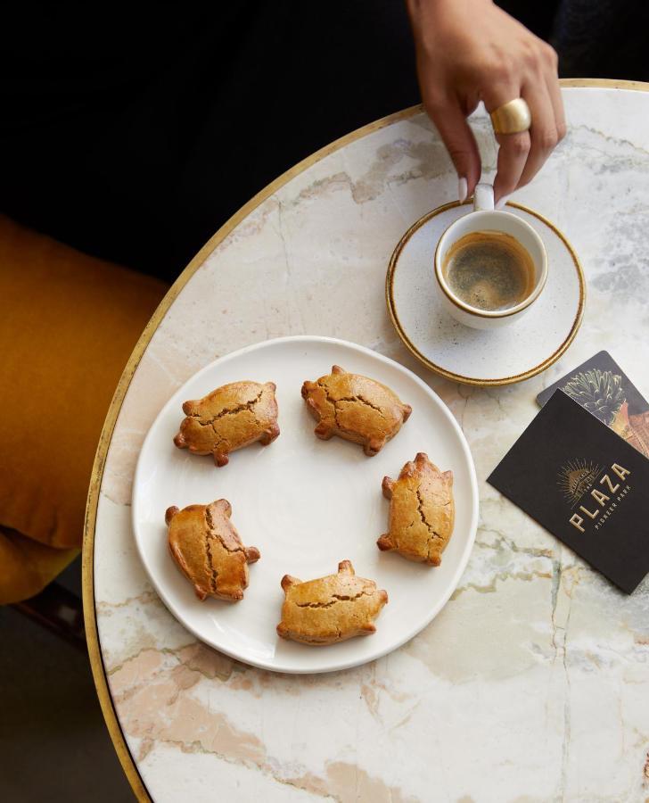 The Plaza Hotel Pioneer Park Ел Пасо Екстериор снимка Coffee and pastry at Plaza