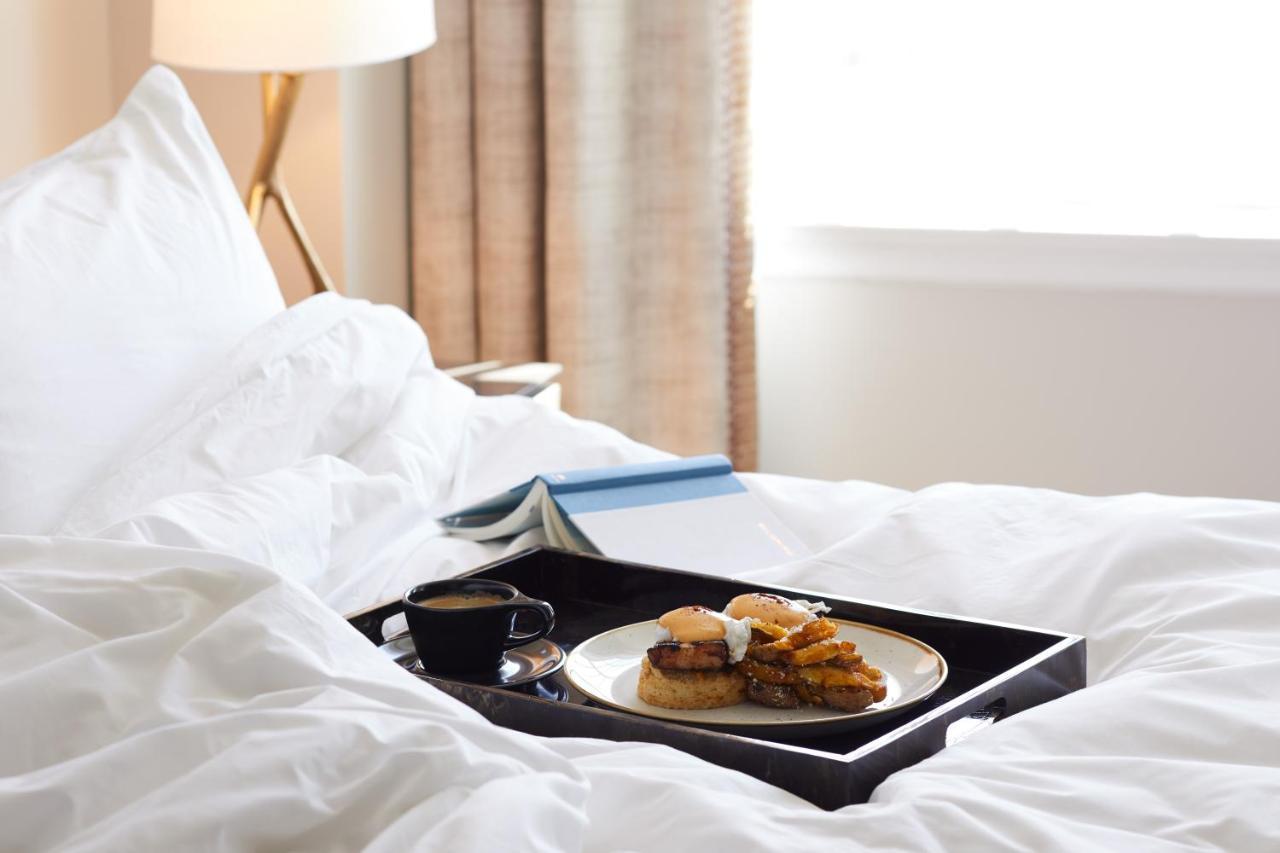 The Plaza Hotel Pioneer Park Ел Пасо Екстериор снимка Room service
